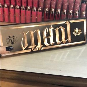 Kat Von D Metal Matte Palette comes with box